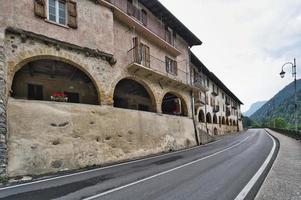 esterno del porticato storico di averara foto