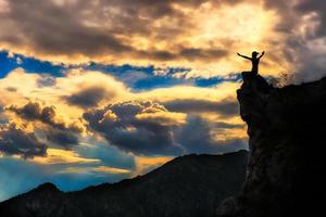 ragazza su una roccia in montagna foto