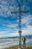 escursionista maschio in cima a una montagna foto