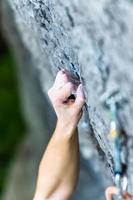 arrampicata a mano sulla roccia foto