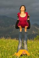 posizioni acroyoga ragazza di sesso maschile in natura in montagna foto