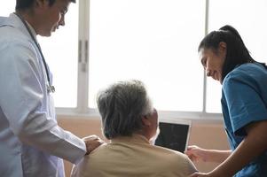 paziente anziano anziano visita il medico per il controllo sanitario in ospedale, concetto di assistenza medica di assicurazione sanitaria, uomo anziano che ha una malattia e che fornisce assistenza medica da parte dell'infermiera in clinica foto