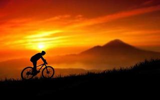 uomo con bici e viaggi avventurosi foto
