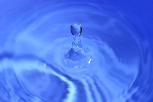 forme astratte dell'acqua. immagine per uno sfondo fatto di acqua. foto