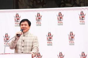 los angeles, 6 giugno - jackie chan alla cerimonia della mano e dell'impronta per jackie chan al teatro cinese tcl il 6 giugno 2013 a los angeles, ca foto