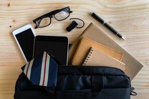 accessori uomo d'affari e borsa notebook sulla scrivania foto