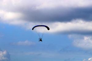 un parapendio sorvola il Mar Mediterraneo nel nord di Israele foto