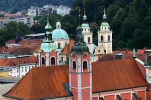 tetti di tegole della città di ljubljana la capitale della slovenia. foto