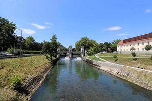 il fiume ljubljanica scorre attraverso la capitale della slovenia, la città di ljubljana. foto