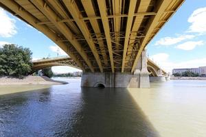 ponte - strutture architettoniche per l'attraversamento di una barriera d'acqua. foto