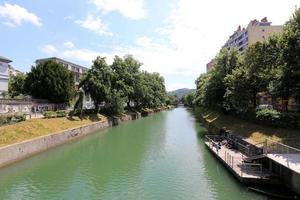 il fiume ljubljanica scorre attraverso la capitale della slovenia, la città di ljubljana. foto