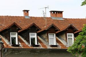 tetti di tegole della città di ljubljana la capitale della slovenia. foto