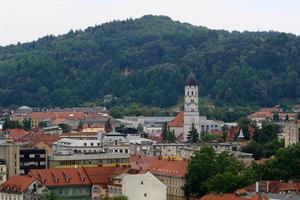 tetti di tegole della città di ljubljana la capitale della slovenia. foto