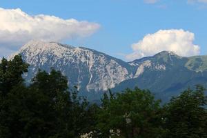 le alpi sono una catena montuosa alta e lunga in Europa foto