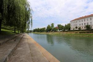 il fiume ljubljanica scorre attraverso la capitale della slovenia, la città di ljubljana. foto