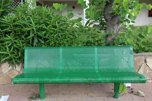panchina per riposare in un parco cittadino sulle rive del mar mediterraneo. foto