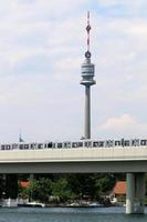 danubio a tutto flusso nella capitale austriaca vienna foto