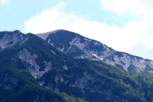 le alpi sono una catena montuosa alta e lunga in Europa foto