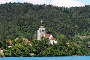 bellissime sponde del lago sanguinante in slovenia foto