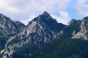 le alpi sono una catena montuosa alta e lunga in Europa foto