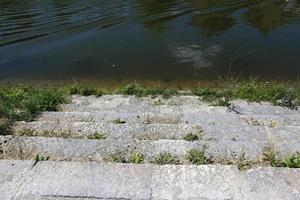 il fiume ljubljanica scorre attraverso la capitale della slovenia, la città di ljubljana. foto