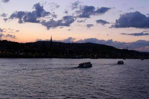 tramonto sul fiume Danubio nella capitale ungherese budapest. foto