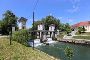 il fiume ljubljanica scorre attraverso la capitale della slovenia, la città di ljubljana. foto