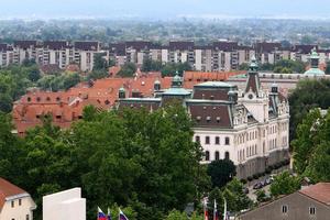 tetti di tegole della città di ljubljana la capitale della slovenia. foto