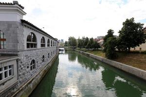 il fiume ljubljanica scorre attraverso la capitale della slovenia, la città di ljubljana. foto