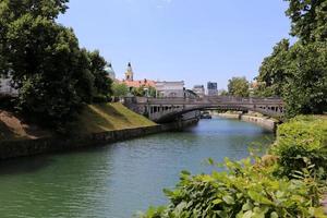 il fiume ljubljanica scorre attraverso la capitale della slovenia, la città di ljubljana. foto