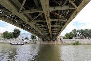 ponte - strutture architettoniche per l'attraversamento di una barriera d'acqua. foto