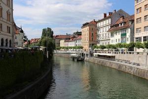 il fiume ljubljanica scorre attraverso la capitale della slovenia, la città di ljubljana. foto