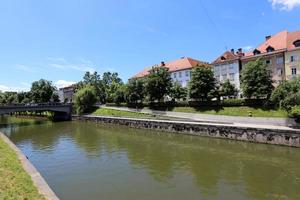 il fiume ljubljanica scorre attraverso la capitale della slovenia, la città di ljubljana. foto