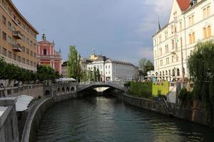 il fiume ljubljanica scorre attraverso la capitale della slovenia, la città di ljubljana. foto