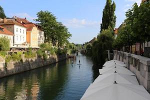 il fiume ljubljanica scorre attraverso la capitale della slovenia, la città di ljubljana. foto