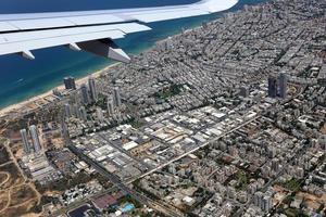 la terra è visibile attraverso il finestrino di un aeroplano foto