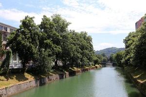 il fiume ljubljanica scorre attraverso la capitale della slovenia, la città di ljubljana. foto