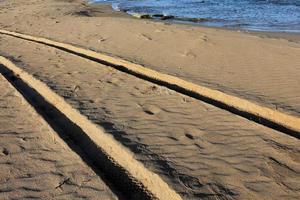 impronte nella sabbia sulle rive del Mar Mediterraneo nel nord di Israele foto