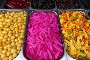 olive salate di diverse varietà in salamoia sono vendute in un bazar in Israele foto