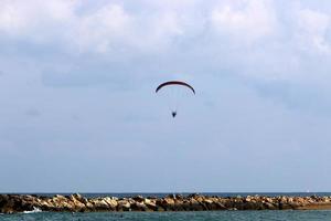 un parapendio sorvola il Mar Mediterraneo nel nord di Israele foto