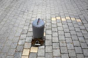 pavimentazione lungo la strada per il passaggio in sicurezza dei pedoni foto