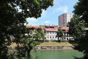 il fiume ljubljanica scorre attraverso la capitale della slovenia, la città di ljubljana. foto