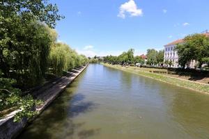 il fiume ljubljanica scorre attraverso la capitale della slovenia, la città di ljubljana. foto