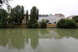 danubio a tutto flusso nella capitale austriaca vienna foto