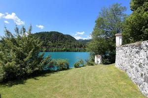 lago blu tra le alpi in slovenia foto