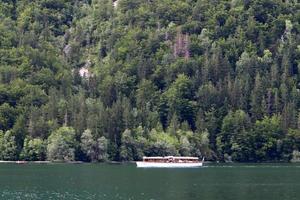 bellissime sponde del lago sanguinante in slovenia foto