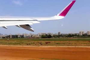 la terra è visibile attraverso il finestrino di un aeroplano foto