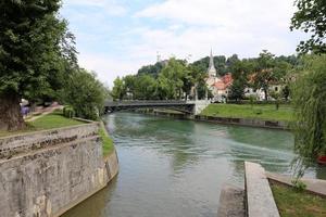 il fiume ljubljanica scorre attraverso la capitale della slovenia, la città di ljubljana. foto