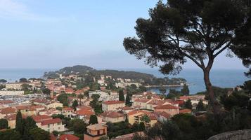 vista mozzafiato da Cap Ferrat in Francia sulla città vecchia e sul mare foto