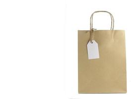 shopping bag marrone con etichetta vuota isolata on white foto